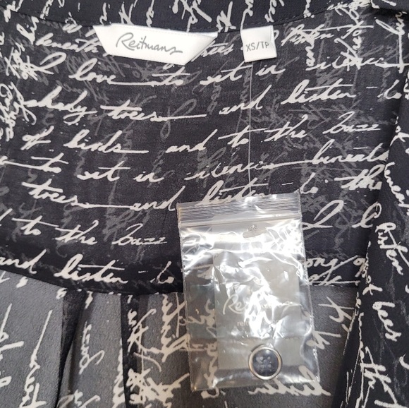 2/$30 🌻 | Reitmans | Script Patterned Blouse - Picture 13 of 16